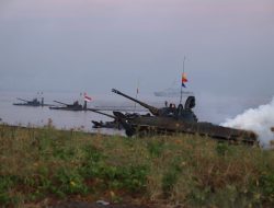 Mendarat dan Menang, Marinir TNI AL Daratkan Pasukan Amfibi di Pantai Banongan