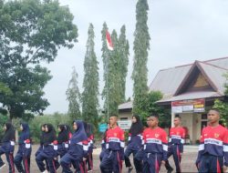 Guna menyongsong HUT RI Ke -78 ,Babinsa Koramil 07/Kampar Latih Paskibra di Tingkat Kecamatan