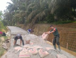 Sigap Bantu warga di Wilayah, Babinsa Koramil 09/Langgam Laksanakan Gotong -Royong Semenisasi Jalan