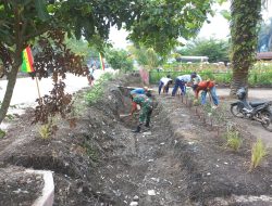 Sambut HUT RI Ke -78 Tahun, Babinsa dan Masyarakat Goro Bersihkan Jalan