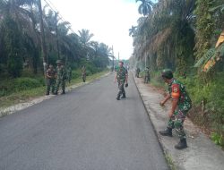 Bersama Warga Sekitar, Babinsa Koramil 07/Kampar Laksanakan Karya Bakti Bersama Dalam Rangka Jumat Bersih
