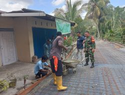 Wujud Manunggal Dengan Rakyat, Babinsa Koramil 07/Kampar Melaksanakan Karya Bakti