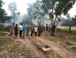 Jumat Bersih, Babinsa Koramil 05/Kampar Kiri Goro Bersama Warga Kelurahan Sungai Pagar
