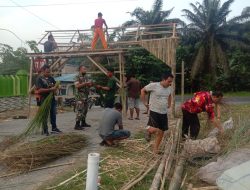 Menjelang HUT RI Ke – 78, Babinsa 09/ Langgam Bantu Warga Dirikan Gapura