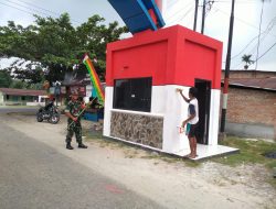 Sambut HUT RI Ke-78, Babinsa Koramil 01/Bkn Bersama Pemuda Cat Gapura di Kampung Pancasila