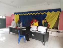 Babinsa Koramil 13/Rokan Dampingi Bagikan Perlengkapan Anggota Paskibraka Menyambut HUT RI Ke- 78