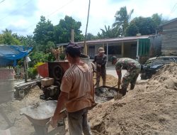 Sinergi TNI Bersama Rakyat, Babinsa Bantu Bangun Rumah Warga