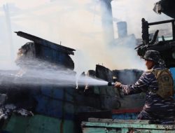 PRAJURIT TNI AL PADAMKAN API KEBAKARAN KAPAL NELAYAN DI PELABUHAN JONGOR TEGAL