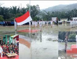 Dramatis!! Camat Ahmad Begab dan Peserta Upacara Bendera HUT RI Ke-78 Basah Kuyup