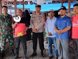 Babinsa Koramil 15/Kuala, Bhabinkantibmas Beserta Perangkat Desa Cek Harga Sembako di Pasar Tradisional