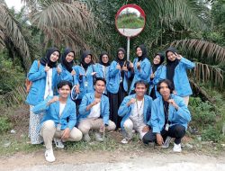 Antisipasi Kecelakaan, KKN UIN Suska Riau Pasang Kaca Cembung Didesa Tabing
