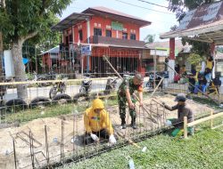 Babinsa Koramil 01/Bkn Komsos Dengan Pekerja Bangunan Yang Lagi Bangun Tribun Lapangan Bola