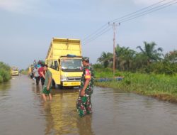 Babinsa Koramil 10 Kunto Darussalam Kodim 0313/KPR Pantau Banjir