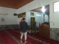 Jaga Kebersihan Tempat Ibadah, Babinsa Koramil 07/Kampar Kerja Bakti Bersihkan Masjid Babul Kairot