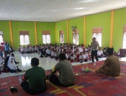 Kompak, Bhabinkamtibmas Bersama Babinsa Melaksanakan Sosialisasi Tertib Berlalu Lintas
