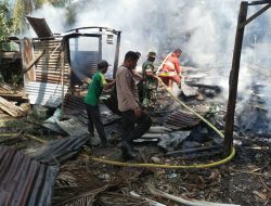 Petugas Gabungan Turun Padamkan kebakaran 1 Unit Rumah