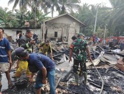 Sertu Dedi Isriadi Babinsa Koramil 16/Tapung Bantu Padamkan Kebakaran Rumah Warga