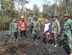 Gerak Cepat, Babinsa Koramil 01/Bkn Bantu Padamkan Api yang Membakar Lahan