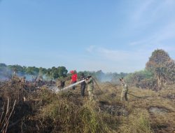 Sigap Padamkan Api, Bentuk Peran Serta Anggota Koramil 16/Tapung Cegah Karhutla Meluas
