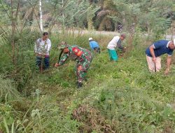 Babinsa Koramil 07/Kampar Ajak Warga Gotong -Royong Bersihkan Jalan Desa