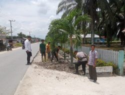 Perlancar Saluran Air, Babinsa Koramil 16/Tapung Bersama Warga Goro Bersihkan Parit