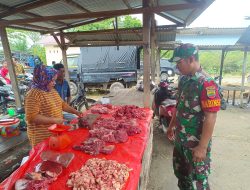 Babinsa Koramil 05/KK Cek Harga Sembako di Pasar Tradisional