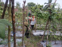 Beri Motivasi, Babinsa Koramil 06 Siak Sambangi Petani dan Jalin Silaturahmi