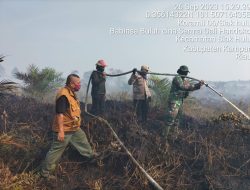 Babinsa Koramil 06 Siak Hulu Sosialisasi dan Edukasi Cegah Karhutla serta Lakukan Pemadaman