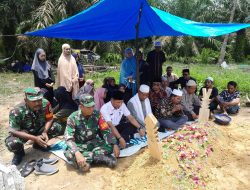 Dekat Dengan Masyarakat, Babinsa 1405 Mallusetasi Ikut Makamkan Warga Binaannya