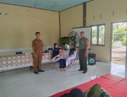 Upaya Pemantauan Perkembangan Pertumbuhan Balita, Babinsa Koramil 16/Tapung Dampingi Bidan Desa Giat Posyandu