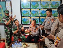 Wujud Sinergitas , Babinsa Koramil 13/Rokan Sambut Anggota Polsek Rokan Berikan Surprise Kue Ulang Tahun Dalam Rangka HUT TNI Ke- 78