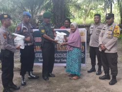Jumat Berbagi, Babinsa Koramil 06 Siak Hulu Bersama Bhabinkamtibmas Berbagi Sembako