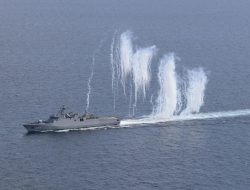 Tepat di HUT ke-78 TNI, KRI Frans Kaisiepo-368  Berhasil Uji Keunggulan Fire Power di Laut Mediterania