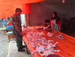 Jaga Stabilitas Pangan, Babinsa Cek Harga Daging Ayam dan Sembako Dipasar