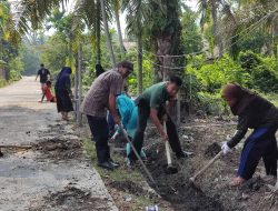 Babinsa Koramil 05/Kampar Kiri Bersama Warga Gotong Royong Bersihkan Parit Desa