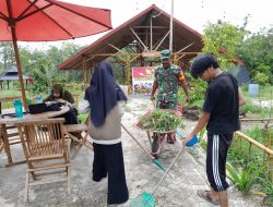 Babinsa Koramil 05/Kampar Kiri Gotong-Royong Bersama Warga Bersihkan Taman Desa