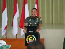 Dandim 0313/Kpr Berikan Jam Komandan Kepada Prajurit dan PNS Tekankan Netralitas TNI Pada Pemilu 2024