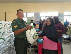 Babinsa Serka M Amin Monitoring Pembagian Beras ke Warga Kurang Mampu di Desa Binaan