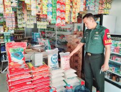 Babinsa Koramil 05/Kampar Kiri Cek Harga Sembako di Pasar Tradisional