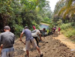Akses Jalan Rusak, Babinsa Koramil 05/KK Gandeng Warga Binaan Gotong-Royong Lakukan Perbaikan