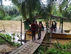 Antisipasi Banjir, Babinsa dan Warga Pantau Debit Air Sungai