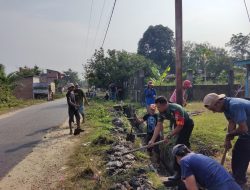 Babinsa Koramil 05/Kampar Kiri Bersama Warga Gotong -Royong Bersihkan Parit