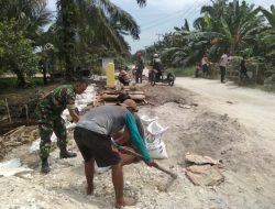Membangun Desa Bersama Warga, Babinsa Koramil 05/KK Bantu Kerja Bakti Pengecoran Jalan