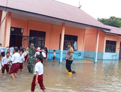 Diguyur Hujan Deras, Babinsa bersama Bhabinkamtibmas Kompak Pantau Lokasi Banjir