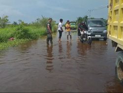 Babinsa Koramil 10 Kunto Darussalam Kodim 0313/KPR Pantau Banjir