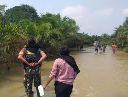 Memasuki Hari Ke 4, Babinsa Koramil 10 Kunto Darussalam Kodim 0313/KPR Pantau Banjir