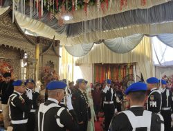 Babinsa Koramil 16/Tapung Hadiri Tradisi Sangkur Pora Pernikahan Anggota TNI