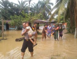 Babinsa Koramil 08/TDN Memonitoring Desa Alintan Kebanjiran Akibat Curah Hujan Cukup Tinggi