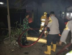 Aksi Sigap, Babinsa Koramil 16/Tapung Bantu Padamkan Kebakaran Rumah Warga Binaan