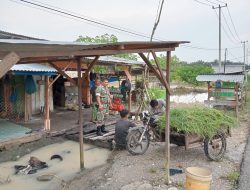 Sertu M.Rasul Koramil 14/Kepenuhan Selidiki Penyebab Meluapnya Air di Saluran Air Diwilayah Desa Binaan